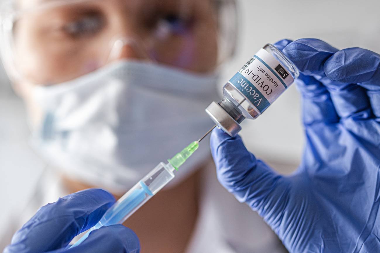 Reavivan el debate sobre los controles y seguimientos vinculados a vacunas aplicadas durante la pandemia
